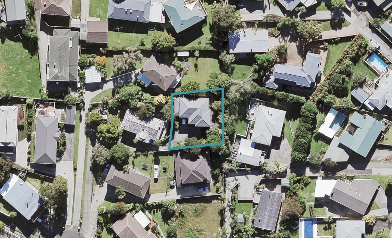 15 Halcombe Place, Green Bay, Auckland - Carousel 1
