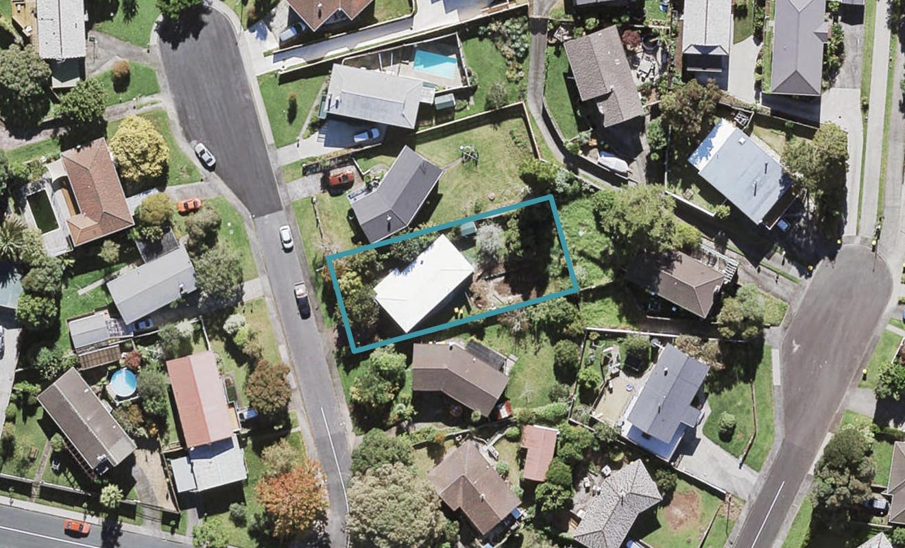 5 Verena Place, Green Bay, Auckland - Carousel 1