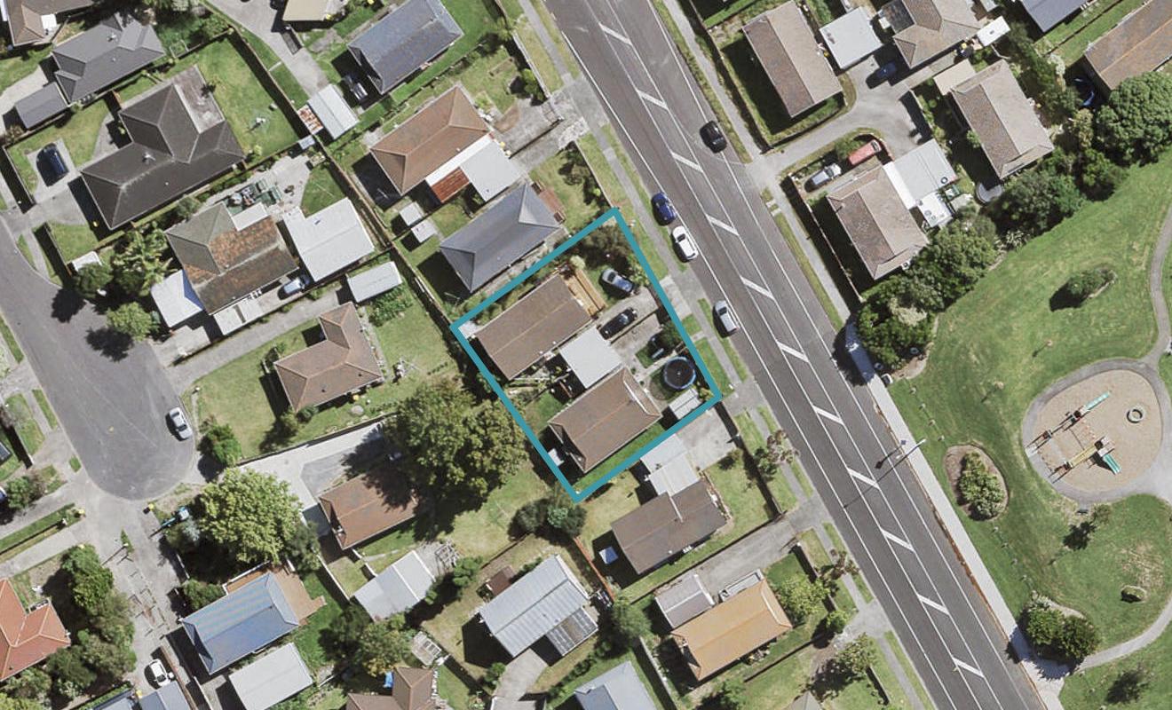 2/202 Waitemata Drive, Ranui, Auckland - Carousel 1
