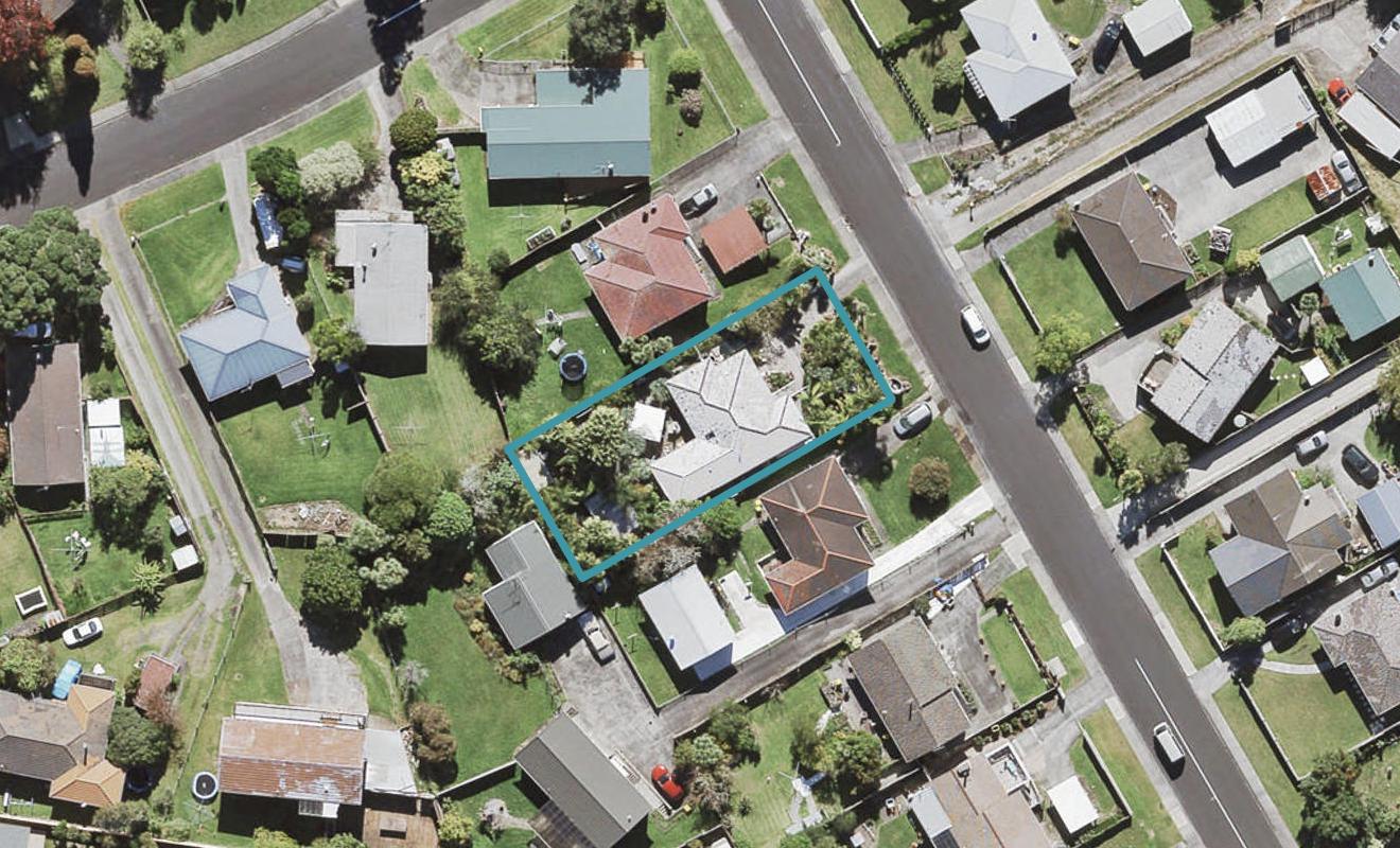 18 Thornlow Street, Glendene, Auckland - Carousel 1