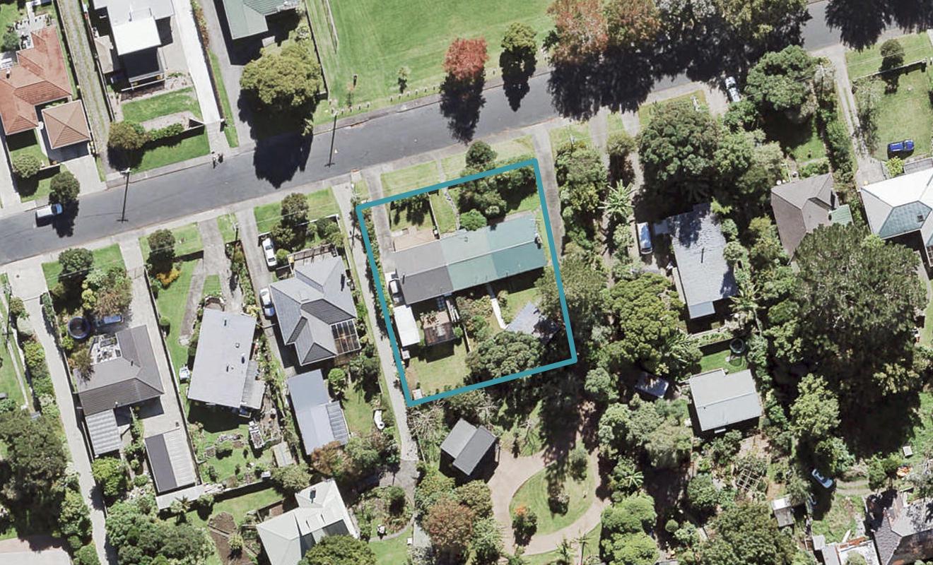 1/58 Cliff View Drive, Green Bay, Auckland - Carousel 1