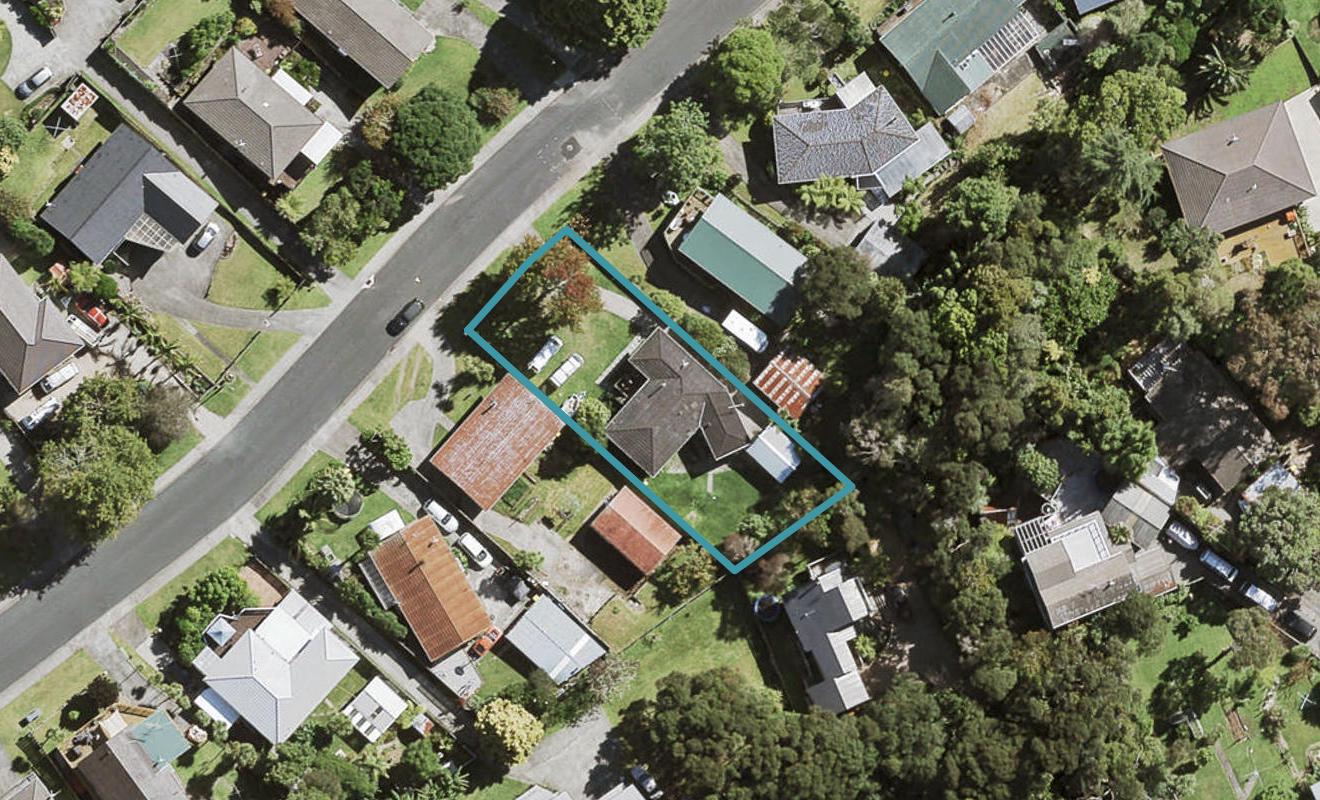12 Staincross Street, Green Bay, Auckland - Carousel 1