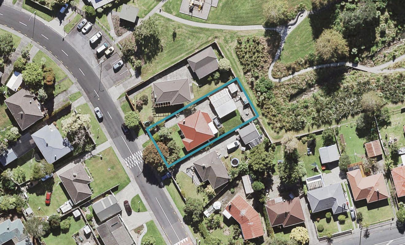 6 La Rosa Street, Green Bay, Auckland - Carousel 1