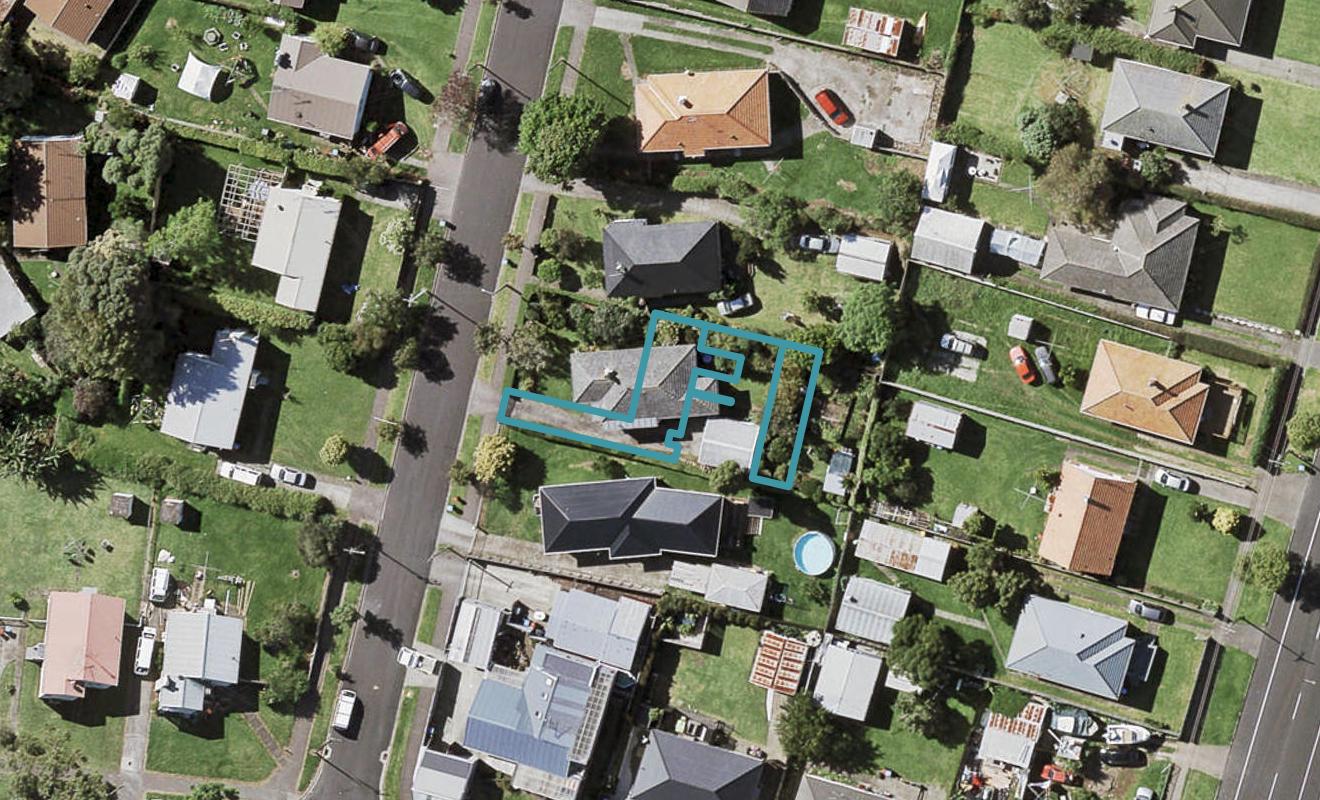 18E Pirangi Street, Point England, Auckland - Carousel 1