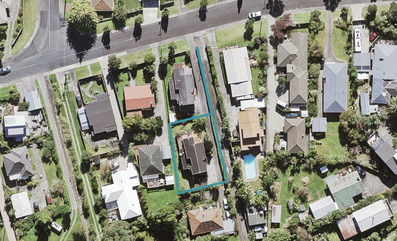 10A Cliff View Drive, Green Bay, Auckland - Carousel 1