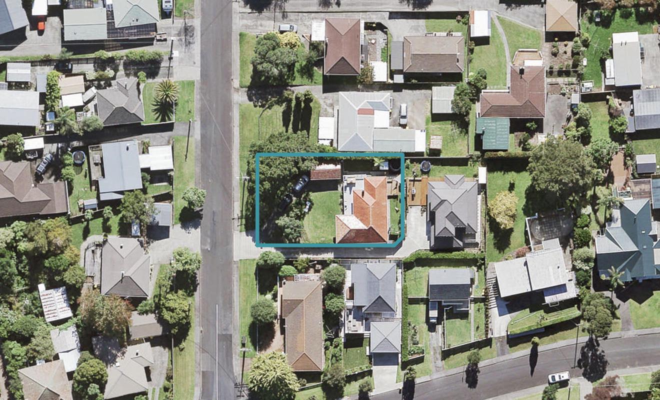 14 Bishop Street, Green Bay, Auckland - Carousel 1