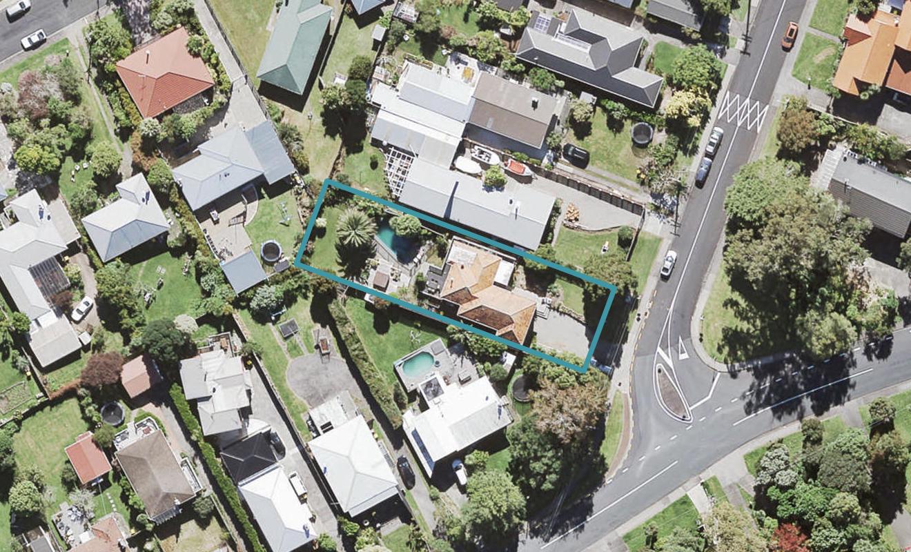21 Vardon Road, Green Bay, Auckland - Carousel 1