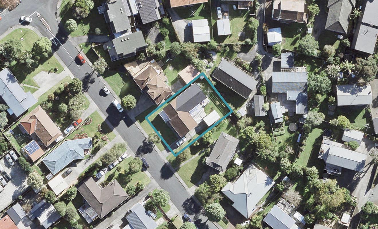 6 Thorburn Avenue, Red Beach, Red Beach - Carousel 1