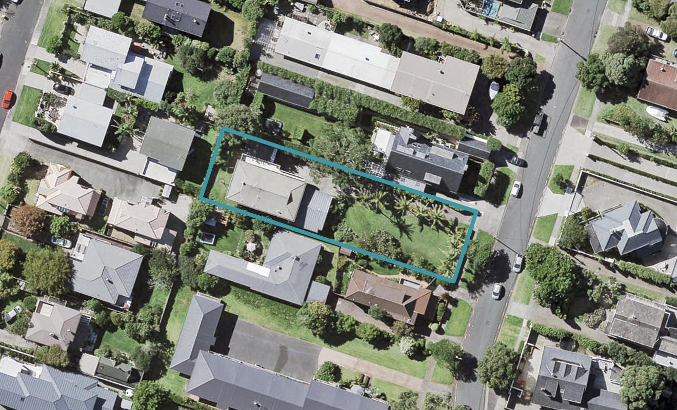 1/1 Saltburn Road, Milford, Auckland - Carousel 1