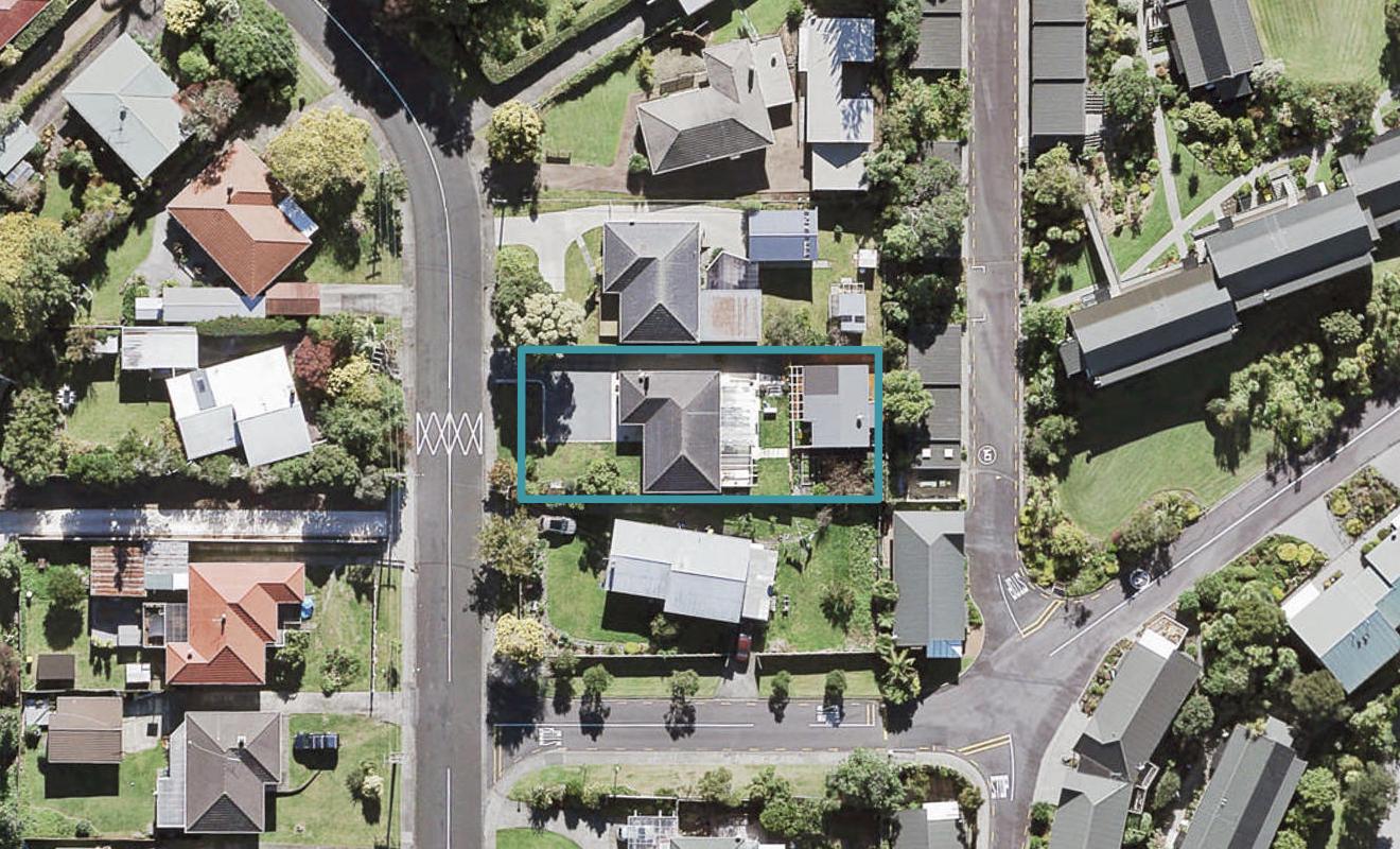 20 Taupo Street, Green Bay, Auckland - Carousel 1