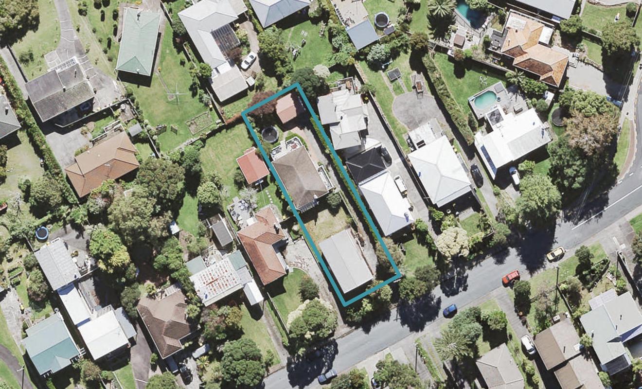 57 Cliff View Drive, Green Bay, Auckland - Carousel 1