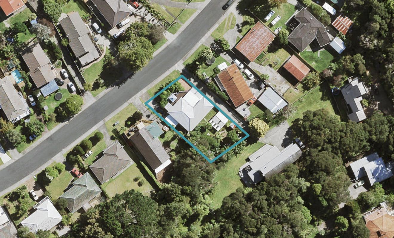 18 Staincross Street, Green Bay, Auckland - Carousel 1