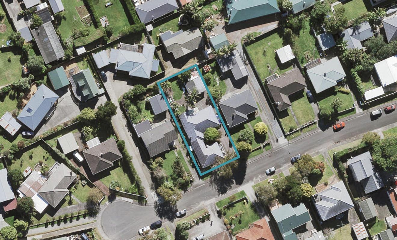 11 Mickle Street, Te Atatu South, Auckland - Carousel 1