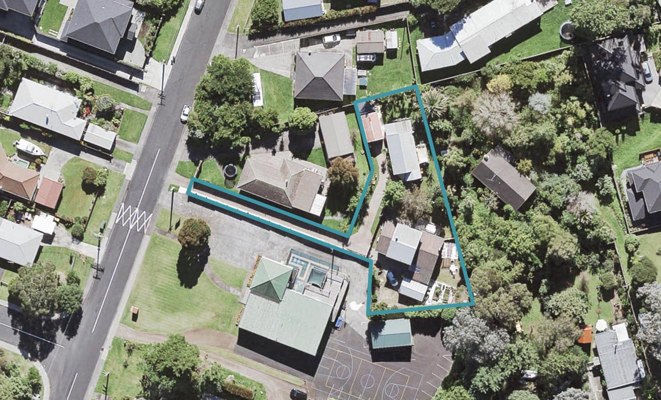 12 Vardon Road, Green Bay, Auckland - Carousel 1
