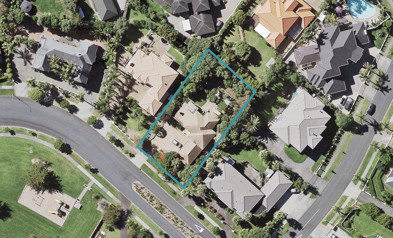 10 Santa Cruz Drive, Shamrock Park, Auckland - Carousel 1