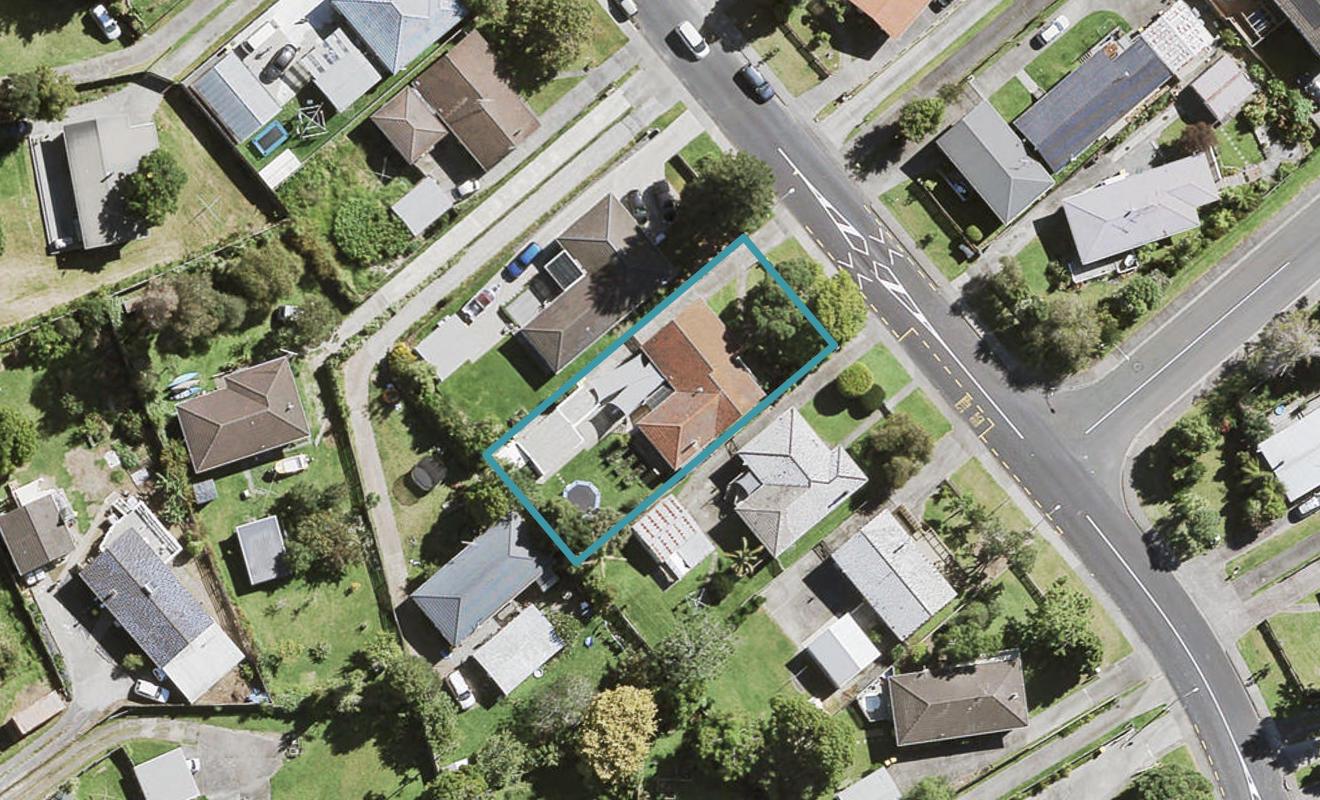 32 Castleford Street, Green Bay, Auckland - Carousel 1