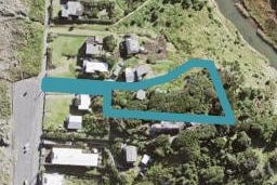 33 Marine Parade South, Piha