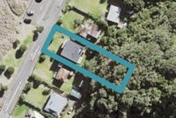 11 Marine Parade South, Piha