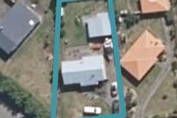 26 Flower Street, Bulls
