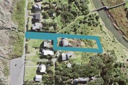 41 Marine Parade South, Piha