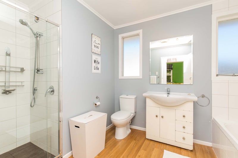 8 Crocombe Crescent, Beach Haven, Auckland - Carousel 10