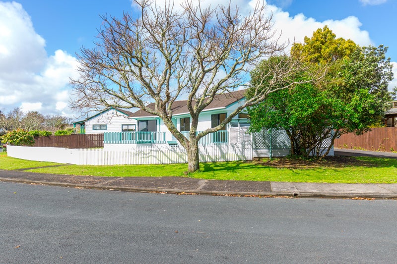 15 Redlands Grove, Swanson, Auckland - Carousel 2