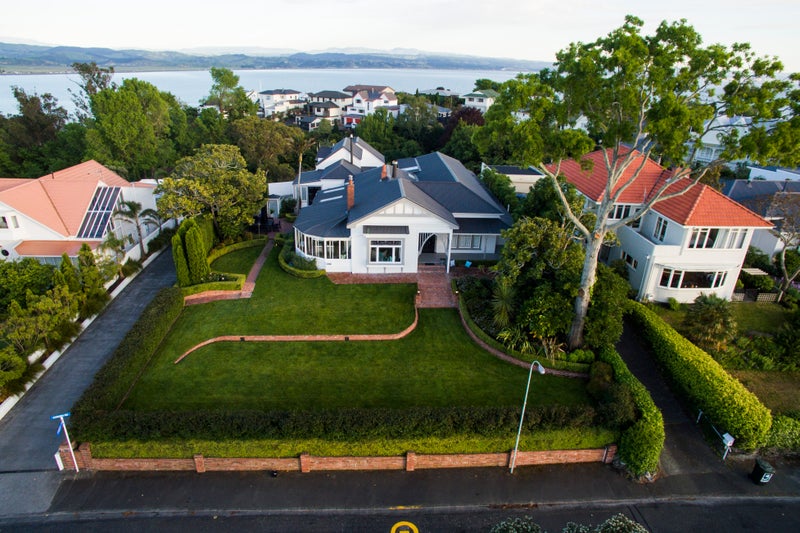 11 Cobden Road, Bluff Hill, Napier - Carousel 1