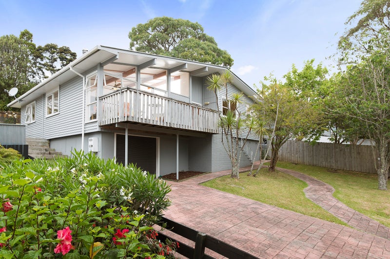 9 Castleford Street, Green Bay, Auckland - Carousel 2