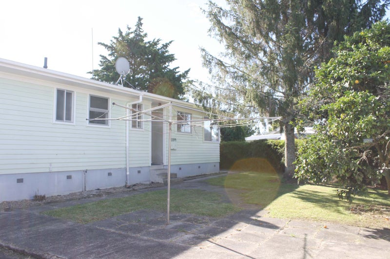 66 Deanwell Avenue, Deanwell, Hamilton - Carousel 2