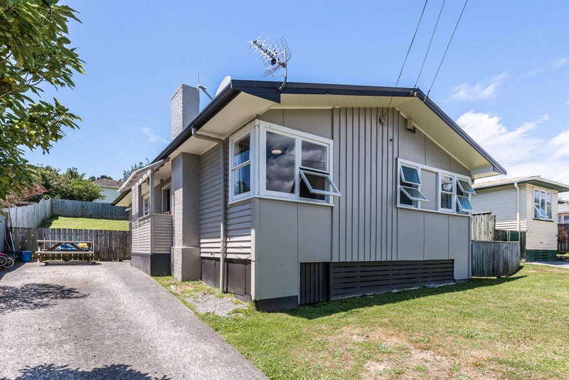 21 Levant Street, Cannons Creek, Porirua - Carousel 1