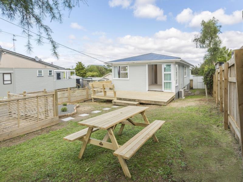 1/862 East Coast Road, Northcross, Auckland - Carousel 1
