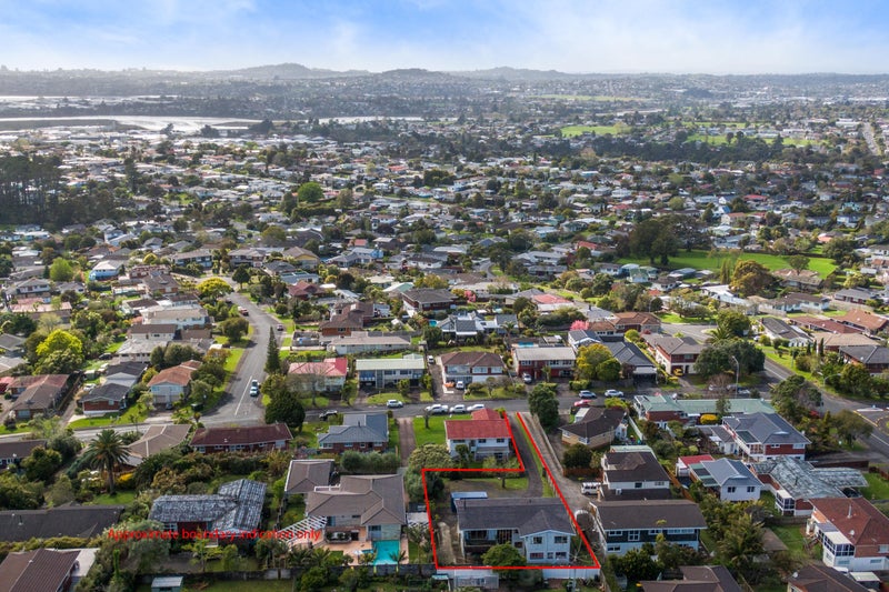 8 Manhattan Heights, Glendene, Auckland - Carousel 1