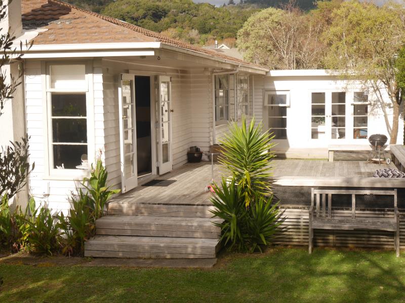 15 Prouse Grove, Silverstream, Upper Hutt - Carousel 1