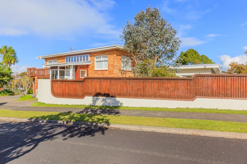 14 Chatswood Grove, Chatswood, Auckland - Carousel 2