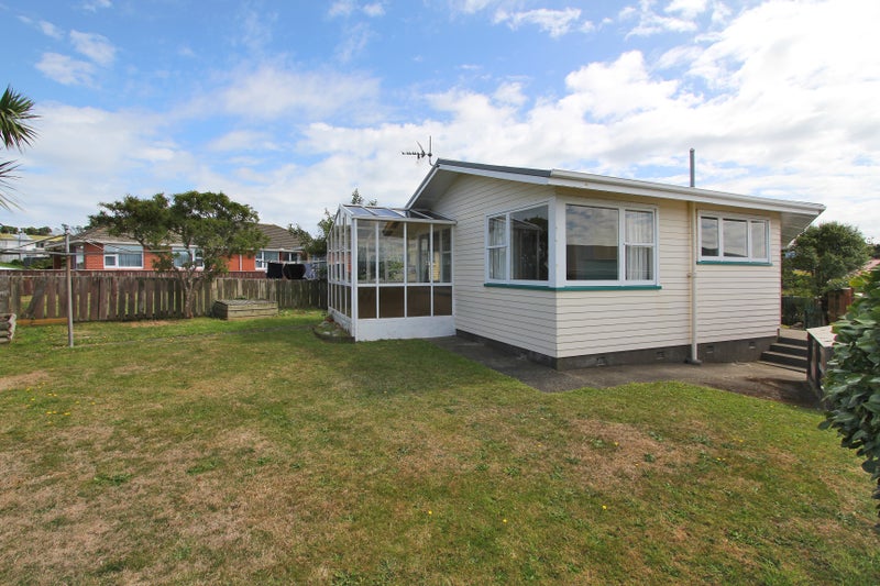 25 Cotswold Crescent, Newlands, Wellington - Carousel 1