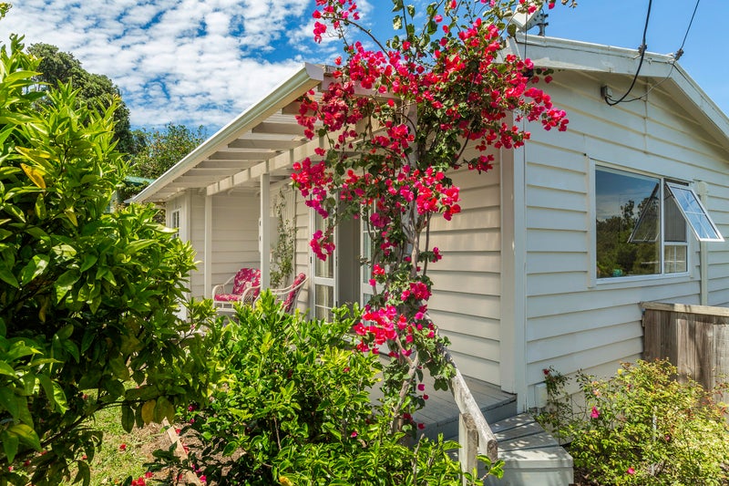 18 Goodwin Avenue, Oneroa, Waiheke Island - Carousel 1