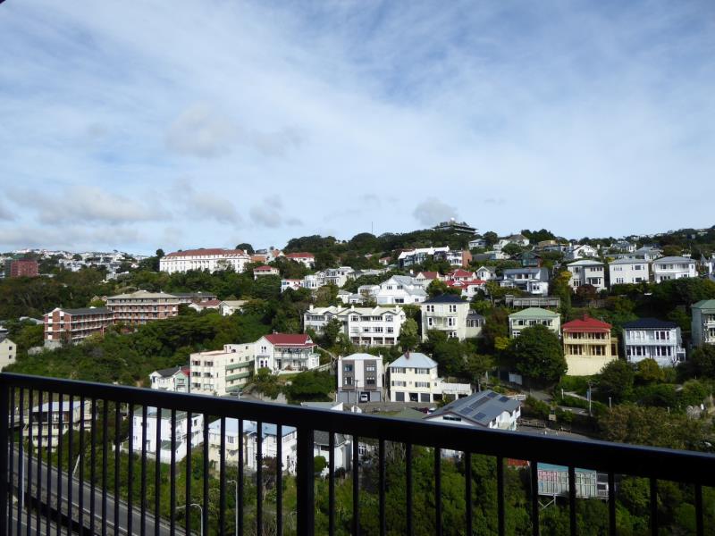 P3/126 The Terrace, Wellington Central, Wellington - Carousel 1