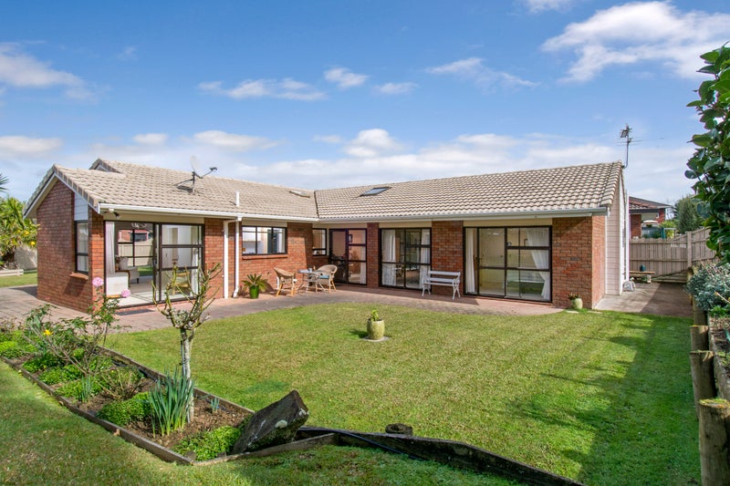 43 Golfland Drive, Golflands, Auckland - Carousel 1