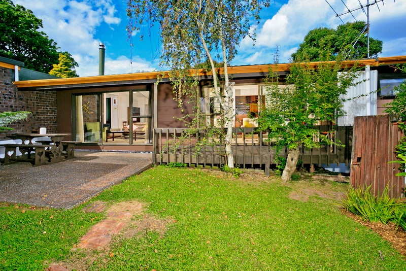 5 Holyoake Place, Chatswood, Auckland - Carousel 1