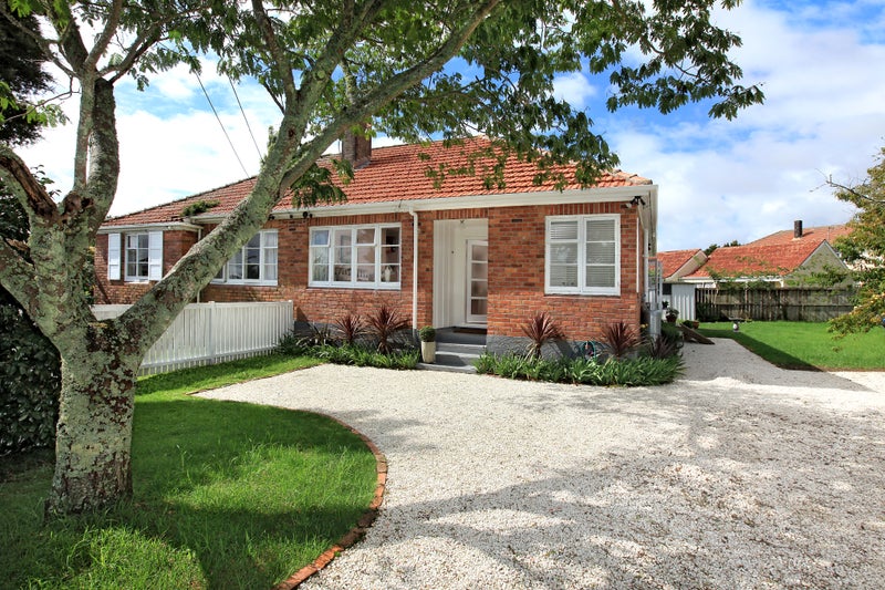 8 Arlington Street, Waterview, Auckland - Carousel 1