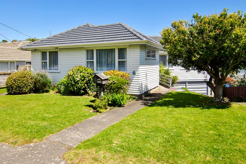 3 Longcroft Terrace, Newlands, Wellington - Carousel 2