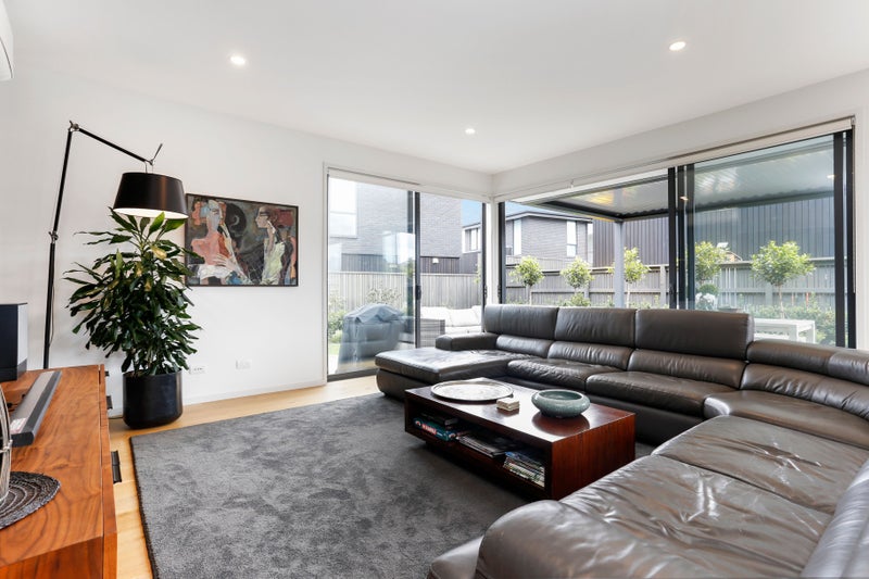 15 Silverton AVenue, Wai O Taiki Bay, Auckland - Carousel 2