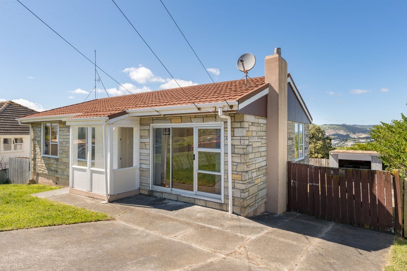 13 Hiwi Crescent, Titahi Bay, Porirua - Carousel 1