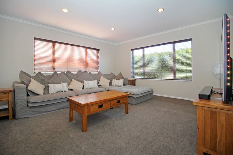 18 Coolaghy Drive, Flat Bush, Auckland - Carousel 2