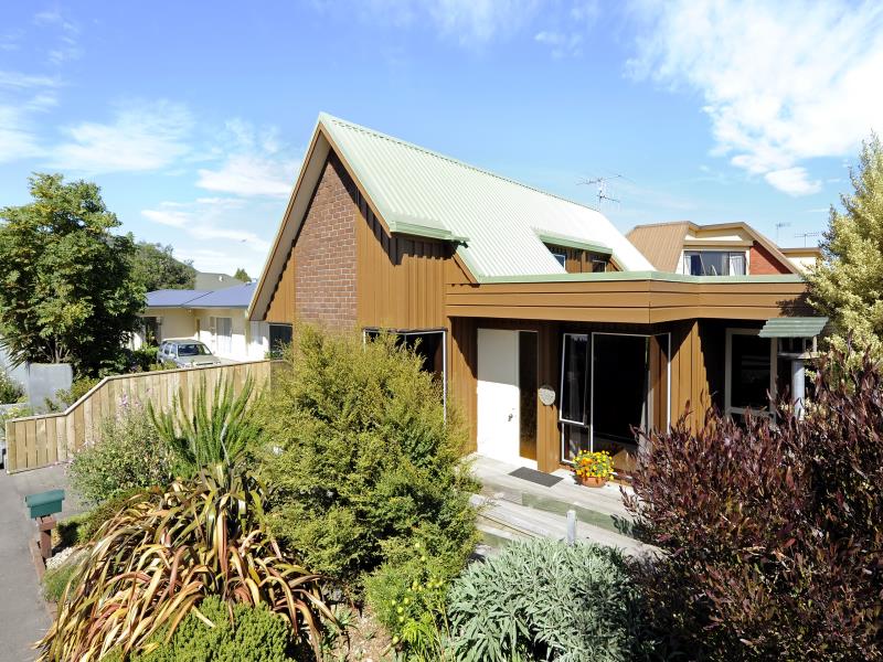 2/4 Collingwood Street, The Wood, Nelson - Carousel 1