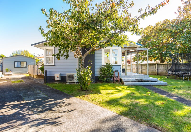 8 Crocombe Crescent, Beach Haven, Auckland - Carousel 1