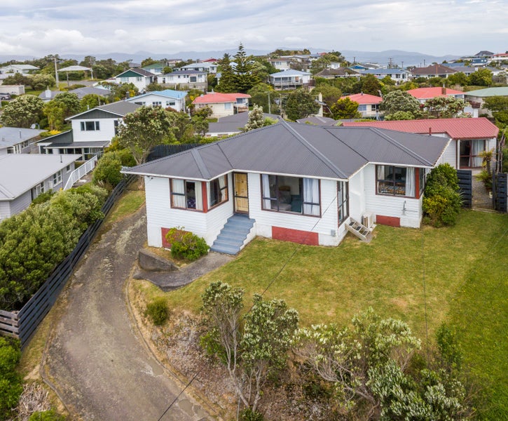 13 Brooker Grove, Newlands, Wellington - Carousel 1