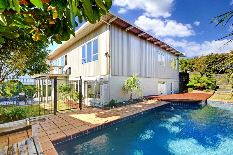 2/12 Bank Street, Hillcrest, Auckland - Carousel 1