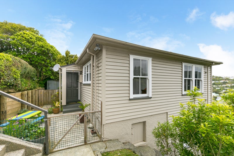 15 Montgomery Avenue, Karori, Wellington - Carousel 1
