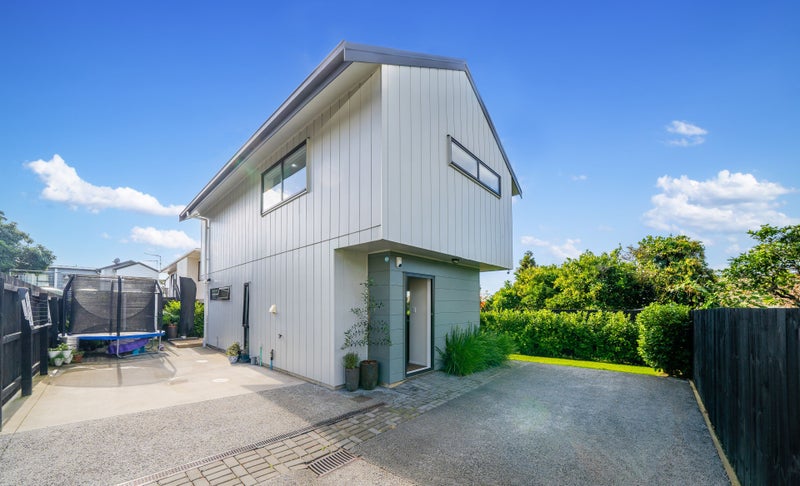 40D Waddell Avenue, Point England, Auckland - Carousel 1
